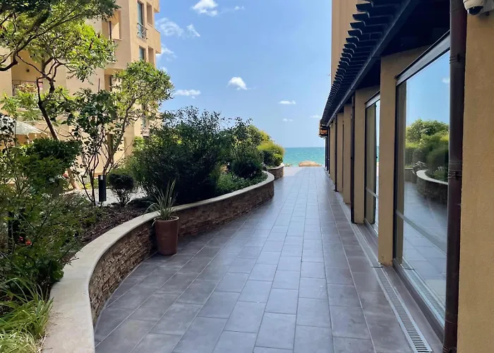 Beachfront Oasis Vip Club * סאני ביץ'